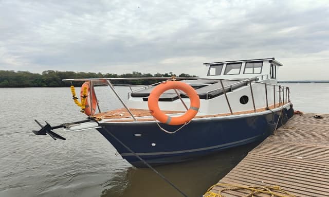 speedboat in goa